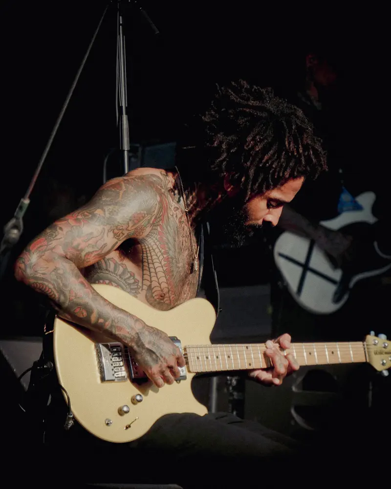 Guitariste sur scène au Lollapalooza Paris